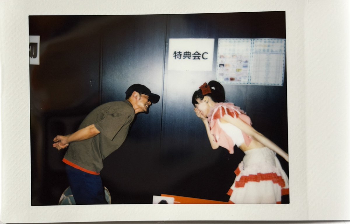 QNanchara's tweet photo. 仕事漬けのシルバーウィーク最終日をユルちゃんと楽しめて幸せ
#ﾕﾙと苺一会 https://t.co/K4rOS7uSWa