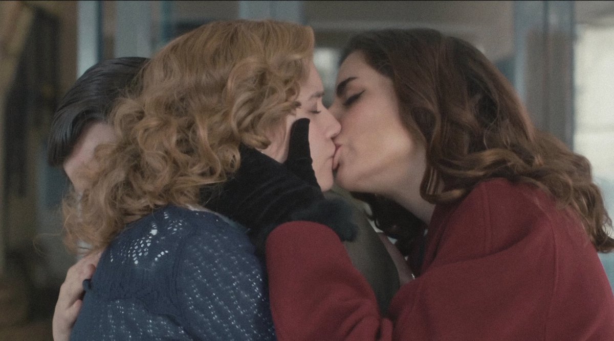 angelatomauno's tweet photo. Y aquí la serie nos regala una joya visual: mientras abraza a Pedro, Alba alucina que besa a Zahira. Para mí, este frame es un cuadro. La dinámica es idéntica a "Los Amantes" de Magritte, pero la imagen de la serie es aún más brutal, porque Pedro está literalmente en medio 🖼️✨+ https://t.co/NBn0h8V2f3
