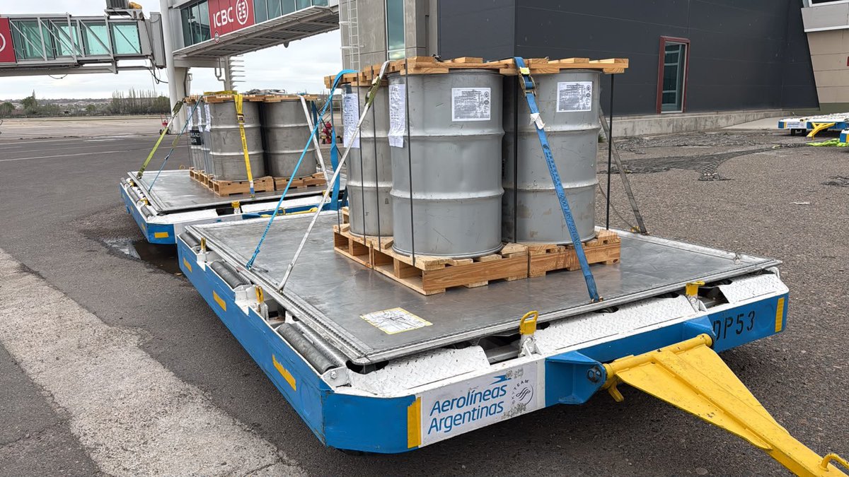 aleberco's tweet photo. Otro mimo para Trump de un Milei entregado: mañana viajan a Miami estas 4 toneladas de agua pesada remanente de la estatal PIAP, que desactivó Macri en 2017 y ahora están terminando de desguazar. Mientras, importamos agua pesada india para nuestros reactores. https://t.co/OEeL8cZVht