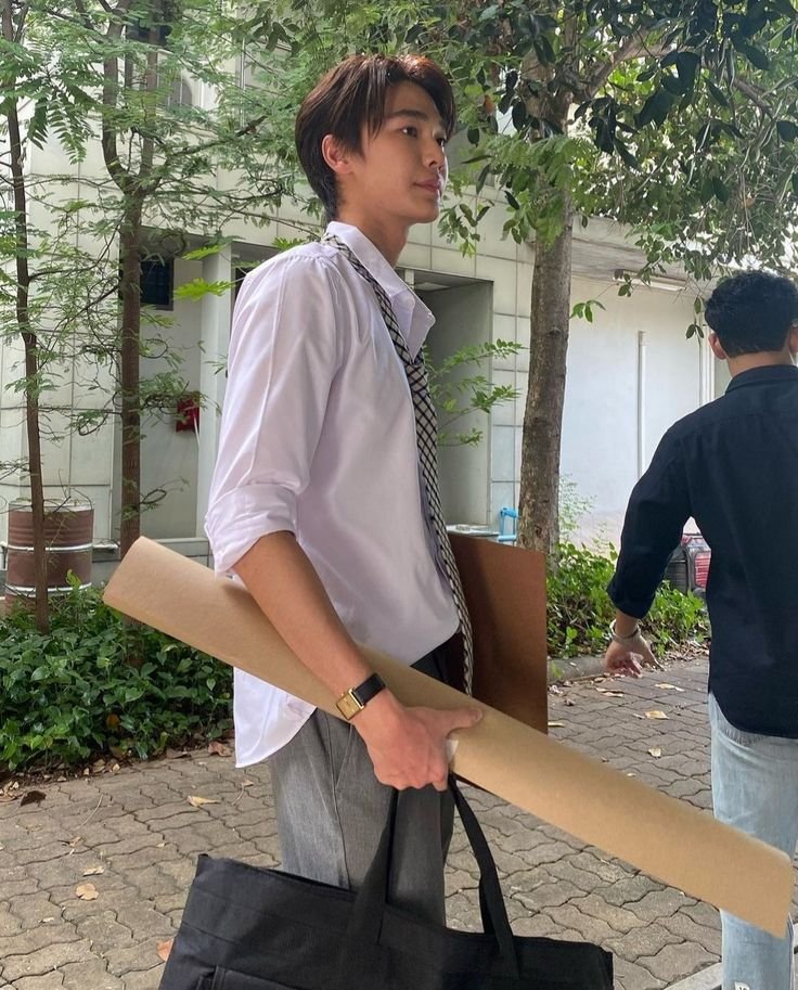 Jaoo_Jun's tweet photo. : ม.6 เลิกเรียนตั้งนานแล้ว ยังไม่กลับอีกหรอ

; ยังครับ ทำพอร์ตอยู่

: งั้นให้พี่ช่วยดูไหม

; พี่อยากช่วยหรือพี่แค่อยากมาหาผม

: รู้ทันอีกแล้ว

; ก็พี่เล่นผ่านมาทางนี้ทุกวันเลย

: ก็อยากเจอคนที่ชอบนี่

; ใครครับ?

: ยังจะให้พูดอีกเหรอ https://t.co/QGqq776nt8
