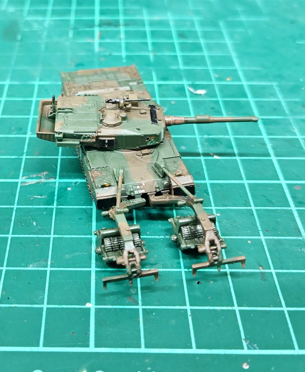 double_lead_'s tweet photo. 本日導入 #ピットロード より
陸上自衛隊 90式戦車
92式地雷処理ローラ装備
第71戦車連隊第2中隊

地雷を処理しながら前進することができますが、機動性は悪化し処理時の爆発によるローラ跳ね上げで砲身破損防止のため砲塔を左右のどちらかに向けないといけません

 #144スケモ https://t.co/h6Js4mEZ8c