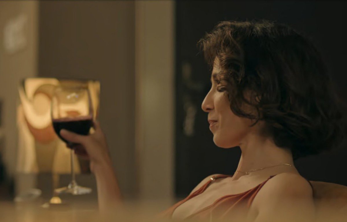 jotauelleia's tweet photo. queria morar pra sempre na cena da marjorie estiano no meio da sala ouvindo musica fumando um beck e bebendo vinho https://t.co/wuBPKPZM64