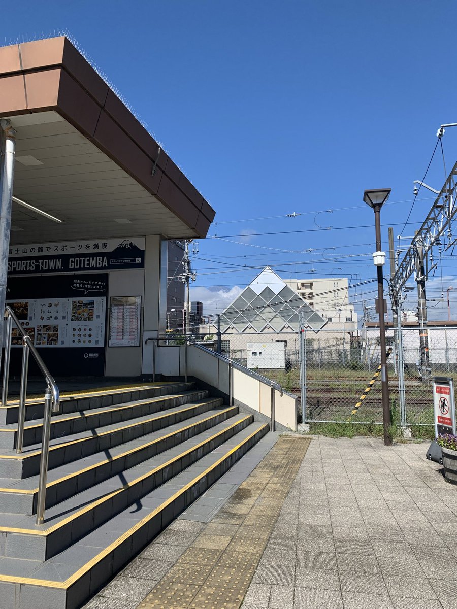 CafeRepost's tweet photo. おはようございます。
連休も終わりましたね。
皆さまどこかお出かけされましたか？

カフェは今日もオープンしております。
ご来店お待ちしています。

↓富士山どこでしょうか？ https://t.co/Db6yWqIR0X
