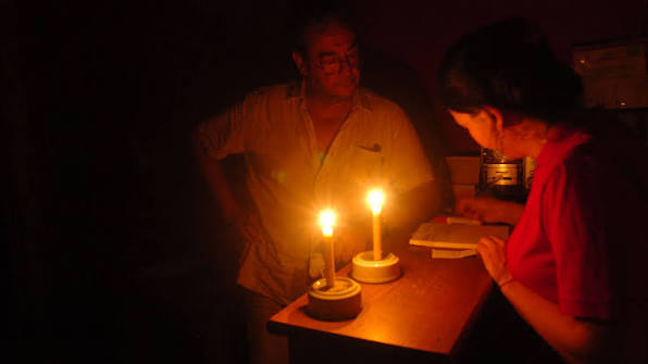vivassantanaj_'s tweet photo. A esta hora #23Sep prácticamente todos los municipios del país están #SinLuz en diversos sectores. Comienzo por decir que en Caracas, La Candelaria, La Pastora, El Paraíso y sectores hacia Coche y El Junquito están con velas. Como siempre Zulia, Táchira, Mérida, Trujillo, Barinas, Portuguesa, Falcón y Lara en oscuridad. Apure y Guárico se alumbran con leña. Carabobo y Aragua, donde están Rafael Lacava y Pepa Pistolas han activado los colectivos armados porque me informan de protestas en Valencia y Maracay. Eje Guarenas-Guatire en Miranda. También isla de Margarita, Barcelona, Puerto La Cruz y Cumaná dicen que llevan sectores con más de 24 horas sin electricidad. Venezuela es un caos eléctrico.