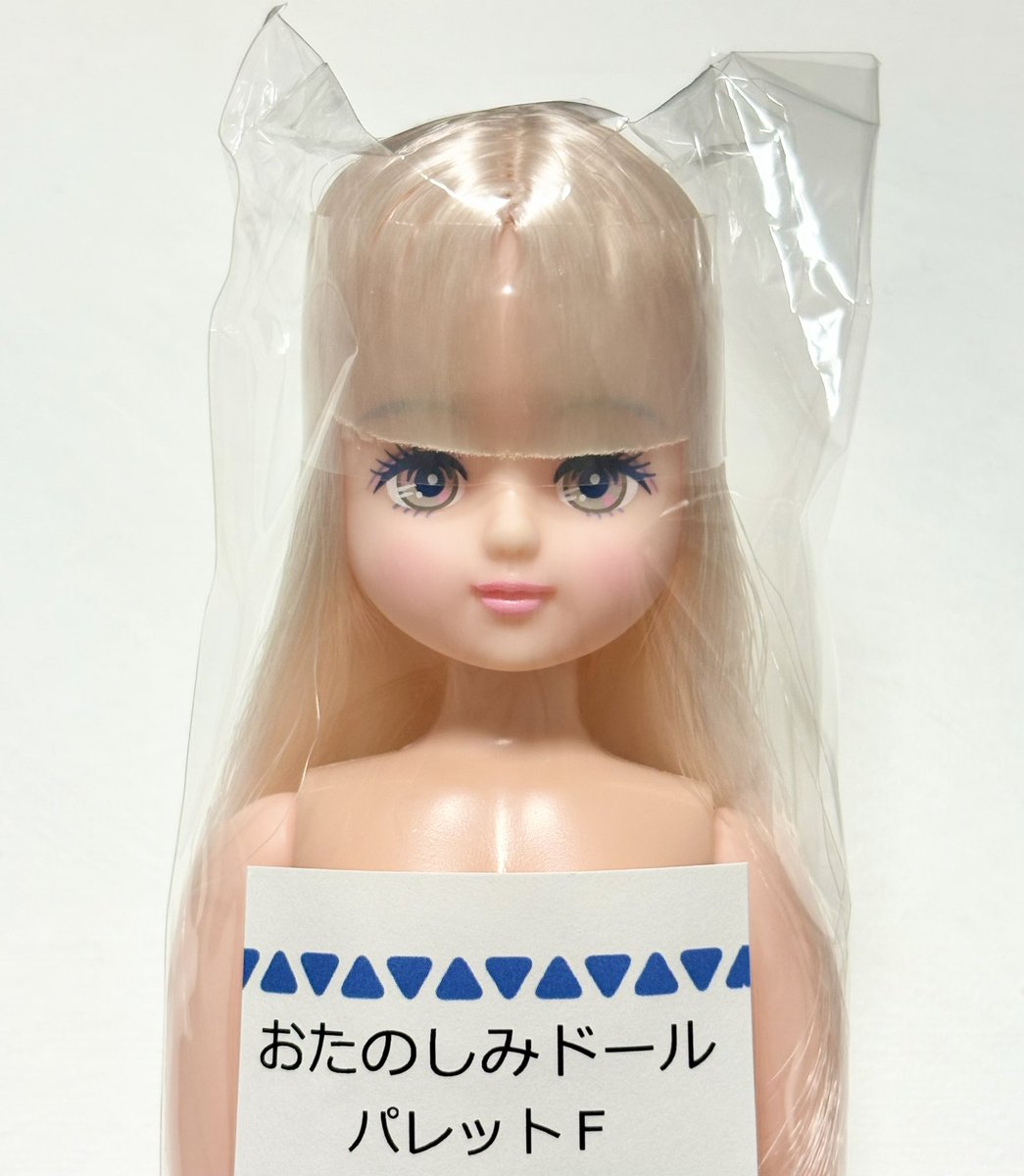 licca_usagi's tweet photo. ドールショウでお迎えのパレちゃんです♡頭の分け目がおでこまで伸びていて、前髪が真ん中でぱっくり割れます！これで合っているのかな？眉頭が見えるパレちゃん凛々しいですね！参考までに、ピンク髪パレちゃんと並べてみました♡
 #パレットf  #リカちゃんキャッスル https://t.co/gSt8W3zdqc