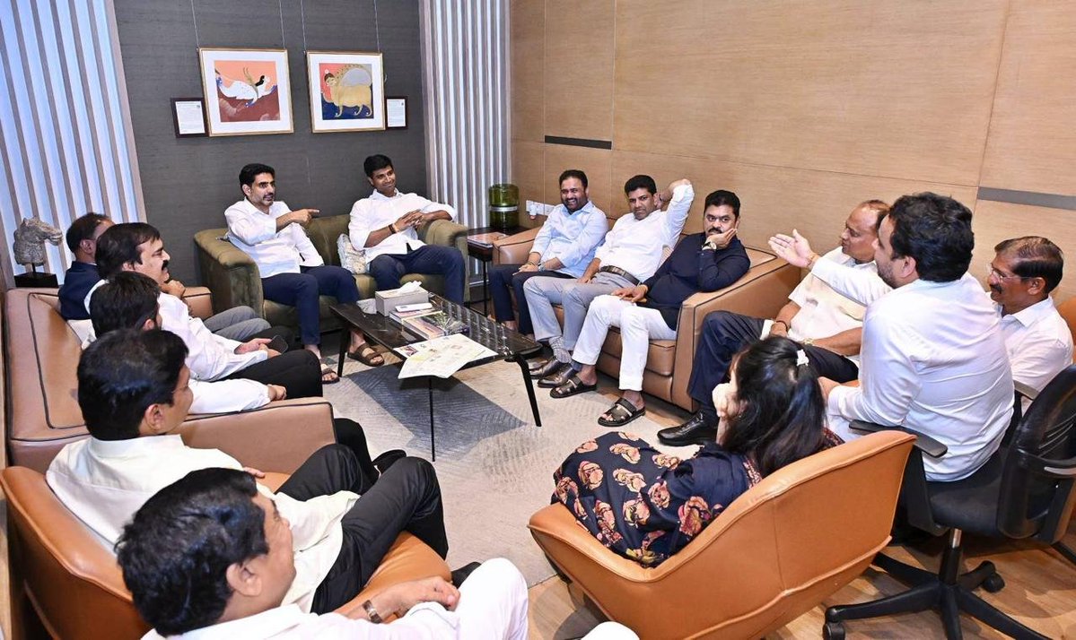 AmbicaOfficial's tweet photo. పబ్లిక్ అఫైర్స్ ఫోరం ఆఫ్ ఇండియా (PAFI) ఆధ్వర్యంలో న్యూఢిల్లీలోని తాజ్ మహల్ హోటల్‌లో నిర్వహిస్తున్న 13వ యాన్యువల్‌ ఫోరం–2026లో పాల్గొనేందుకు ఢిల్లీ పర్యటనకు విచ్చేసిన రాష్ట్ర విద్య, ఐటీ శాఖ మంత్రి శ్రీ @naralokesh గారికి సహచర ఎంపీలతో కలిసి స్వాగతం పలికాను.

#NaraLokesh https://t.co/rbA4qpxnmu