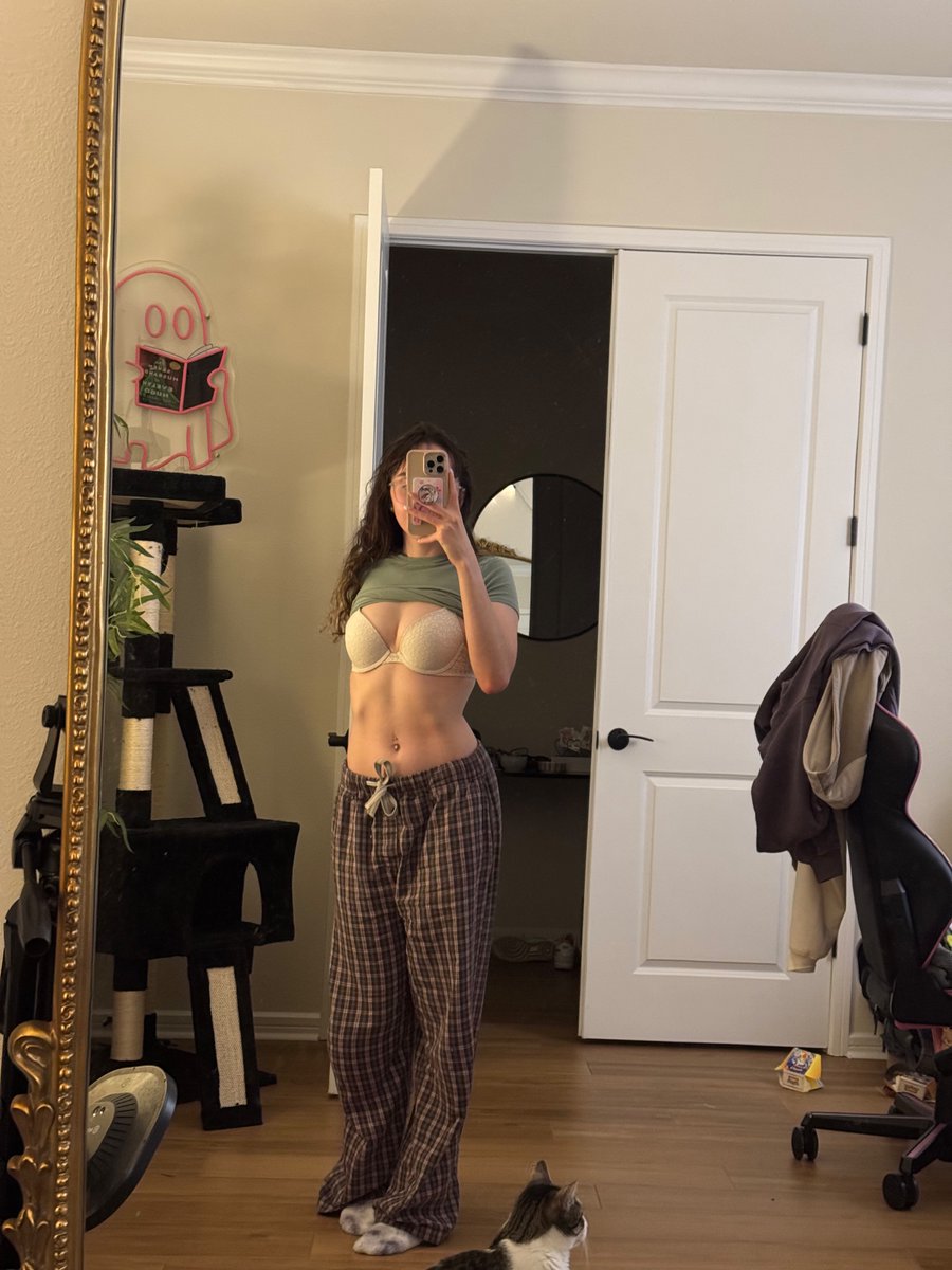 lushcatlyn's tweet photo. is gamer tummy okay for u? https://t.co/PBQTnszc1S