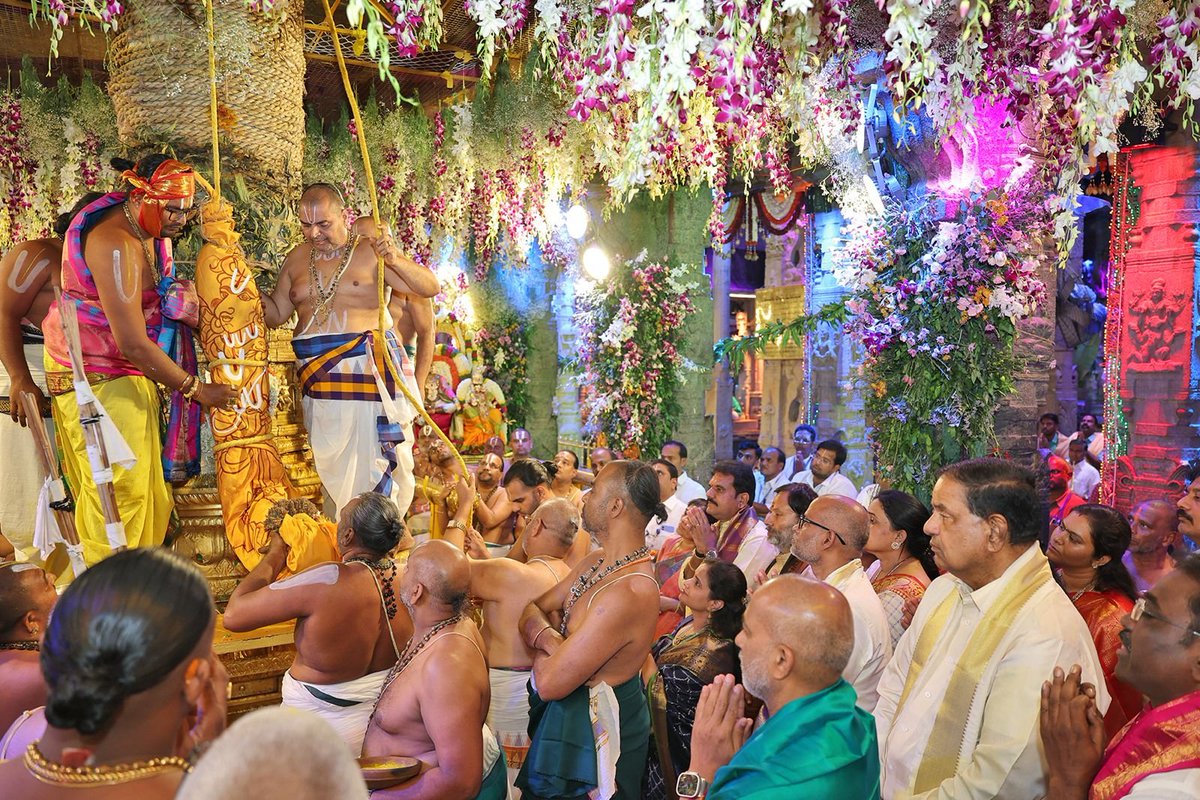 TTDevasthanams's tweet photo. ధ్వజావరోహణంతో ముగిసిన శ్రీవారి సాలకట్ల బ్రహ్మోత్సవాలు

తిరుమలలో వైభవంగా సాగిన శ్రీవారి సాలకట్ల బ్రహ్మోత్సవాలు ధ్వజావరోహణంతో భక్తిశ్రద్ధల మధ్య ముగిశాయి. 

#SrivariBrahmotsavam #SalakatlaBrahmotsavam #Dhwajavarohanam https://t.co/nslQchjAMn