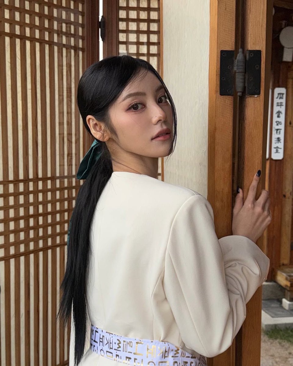 heesoulaus's tweet photo. #heesoul #희진솔 au 

where princess heejin who’s been already promised to be wedded may have fallen in love with her new maid https://t.co/RSjOswL66a