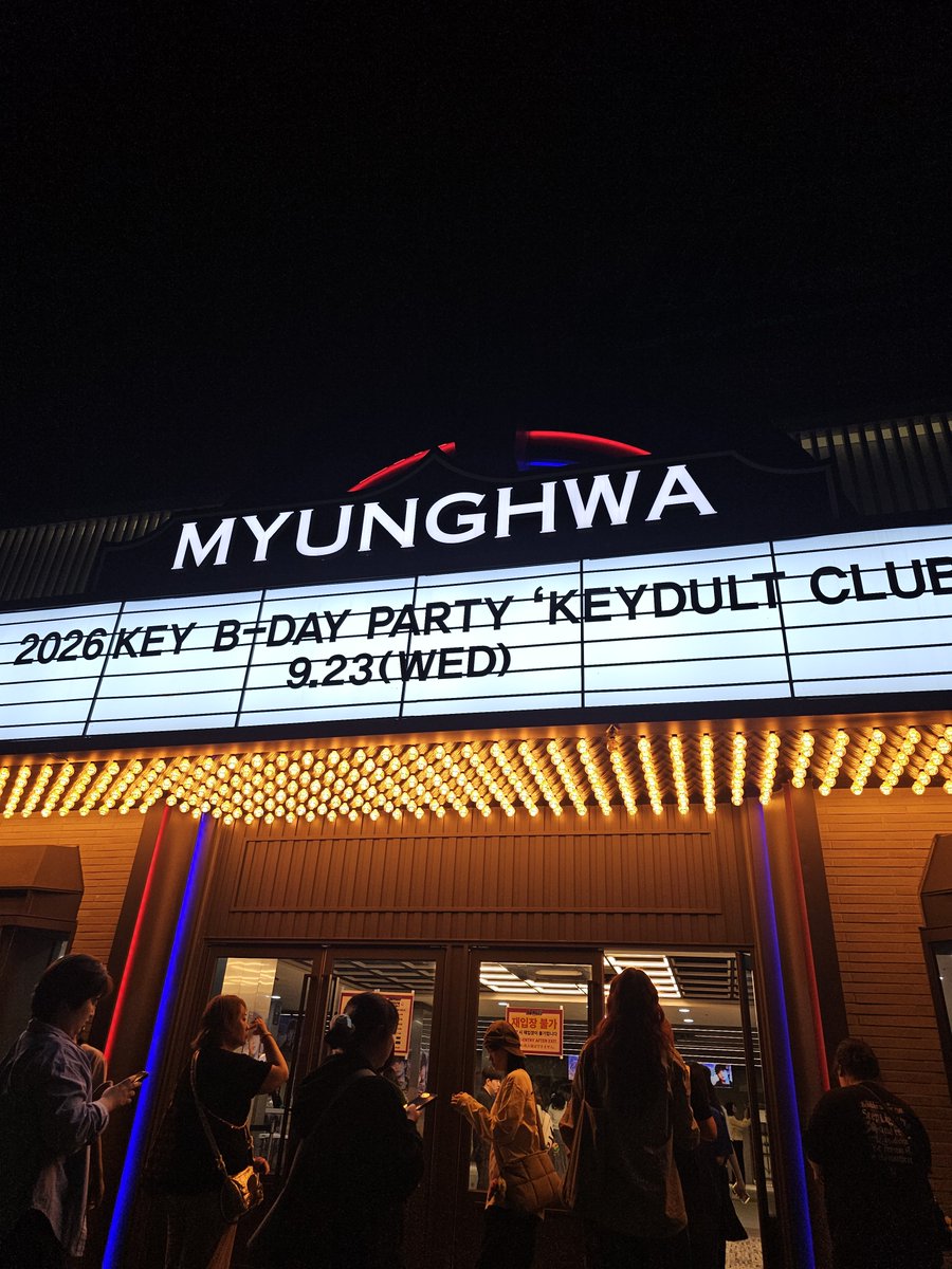 ooSpaceONEWoo's tweet photo. 오랜만 범생파 
작아서 아쉽고 작아서 좋은 명화였다
본인생일에 준비한게 너무 많아 고마워
#샤이니키 #KEY #KEYLAND https://t.co/I6X8JfcSF8