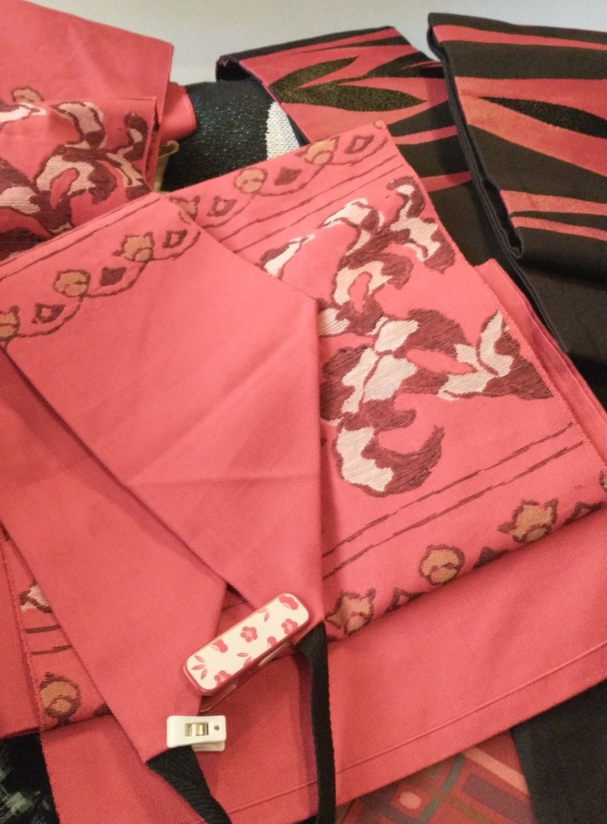 julia_miffy's tweet photo. 帯チョンパ✂️にチャレンジ中
こんなに鋭角に折らんほうがいいのだろうか？？
試行錯誤だわ
普段半幅帯しか結ばない上に、モノグサは仮紐すら面倒くさい
着物が届いて、それに合わせる帯を考えていたら、死蔵している名古屋帯たちを思い出したって訳
物は使ってなんぼや！✂️
形少々変わるけどね😂 https://t.co/CzzsM66ASn