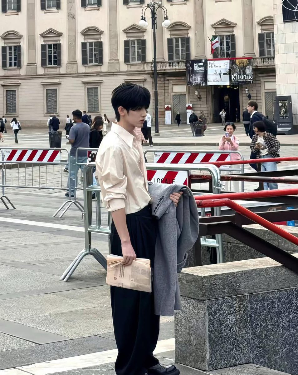 anneloan592's tweet photo. Haiz, I dont know why I love you so much, Park Siwoo ah, but It's raining today and I feel because Saigon is missing you 🥺🥰

SIWOO MILAN FASHION WEEK SS27

#PARKSIWOOxMM6
#PARKSIWOOMFWSS27 https://t.co/VcZmuRTEUI