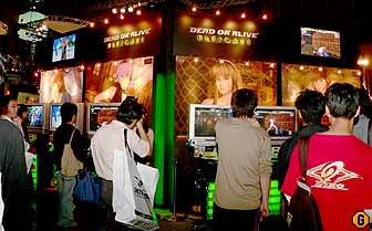 DeoScott's tweet photo. 東京ゲームショウ2004 (TGS2004) における #DOAU のプロモーションブース。
@deadoralivejp @TeamNINJAStudio @koeitecmogames @tokyo_game_show #doa #ゲーム https://t.co/c2Dq4ieAcR