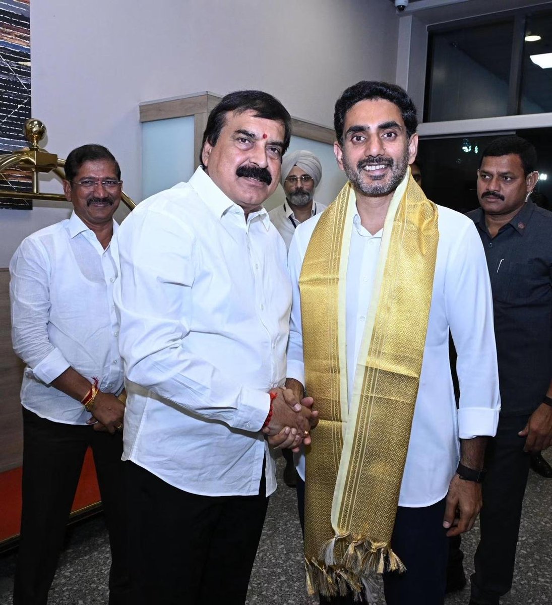 AmbicaOfficial's tweet photo. పబ్లిక్ అఫైర్స్ ఫోరం ఆఫ్ ఇండియా (PAFI) ఆధ్వర్యంలో న్యూఢిల్లీలోని తాజ్ మహల్ హోటల్‌లో నిర్వహిస్తున్న 13వ యాన్యువల్‌ ఫోరం–2026లో పాల్గొనేందుకు ఢిల్లీ పర్యటనకు విచ్చేసిన రాష్ట్ర విద్య, ఐటీ శాఖ మంత్రి శ్రీ @naralokesh గారికి సహచర ఎంపీలతో కలిసి స్వాగతం పలికాను.

#NaraLokesh https://t.co/rbA4qpxnmu