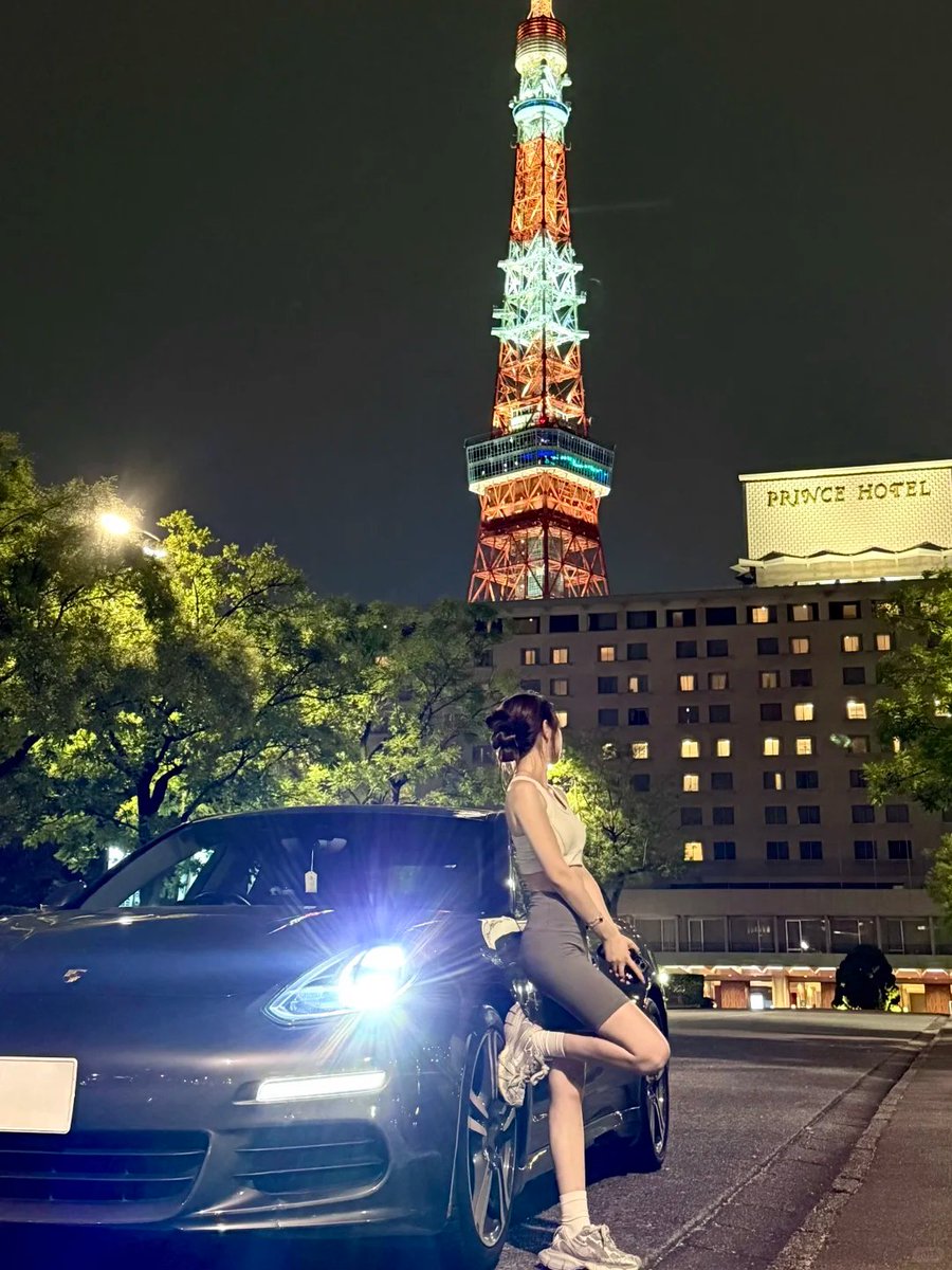 dlrprasad's tweet photo. 売ろうとした時に初めて、一緒に写真を撮ったことがなかったことに気づきましたボール遊びが終わってすぐに慌てて写真を撮りに行ったのですが、着替える時間もありませんでした！この愛車を次に引き取ってくれる人が大切にしてくれることを願っています。これは私の初めての車で、本当に寂しくなります https://t.co/GonqmtFXmE