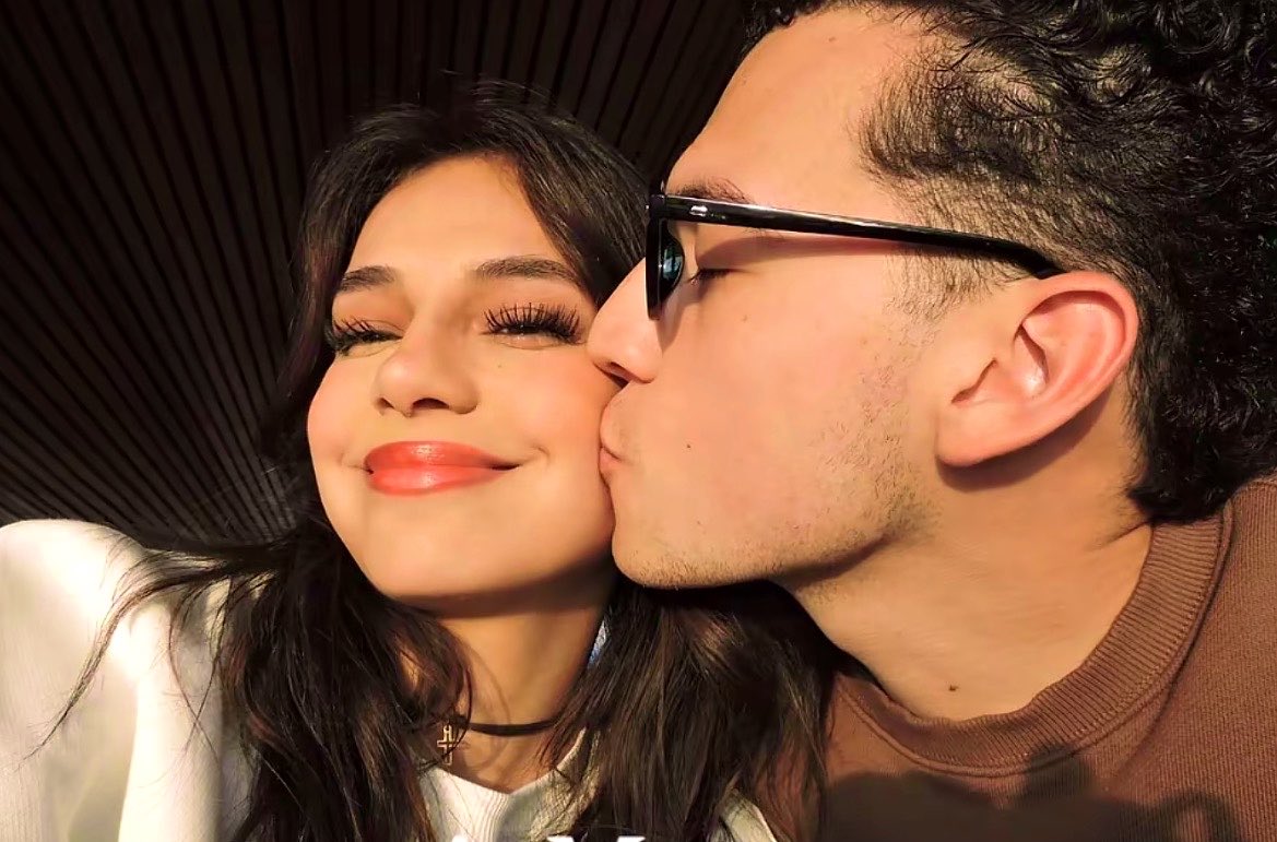 LuMarqueen's tweet photo. Qué bonito es saber que, aunque Mario todavía no se anima a componer —Dios quiera que pronto, porque sabemos que lo tiene ahí—, de alguna manera encuentra la forma de contar su historia de amor a través de las canciones que van hacia ella. Y los compositores lo plasman.🥹🤎 https://t.co/4S27dalYUY
