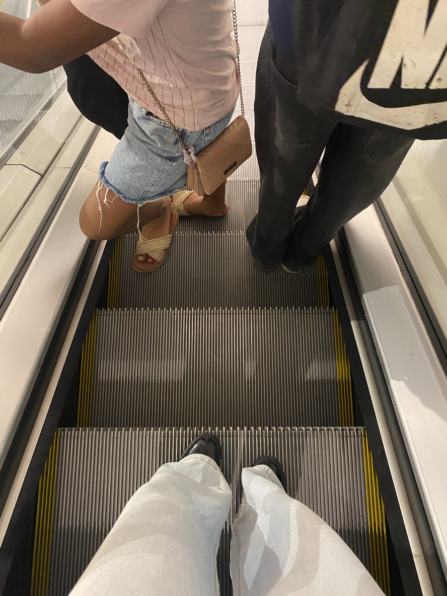 vmindazizi's tweet photo. Um rolê no shopping só pra não enlouquecerrr https://t.co/2i8LzQzRd1