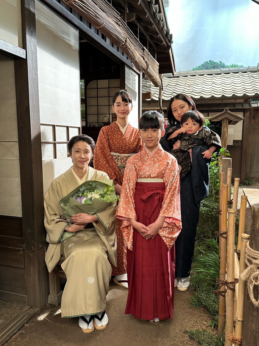 mikimobilephone's tweet photo. 連続テレビ小説「風、薫る」半年間の放送が終了しました。
たくさんの応援ありがとうございました！
りんと安と、直美さんのお母さんになれて、孫たちにも恵まれて、本当に幸せでした☺️💐
⠀
@asadora_nhk 
#風薫る
#水野美紀 (staff) https://t.co/kMRfaKD7i8