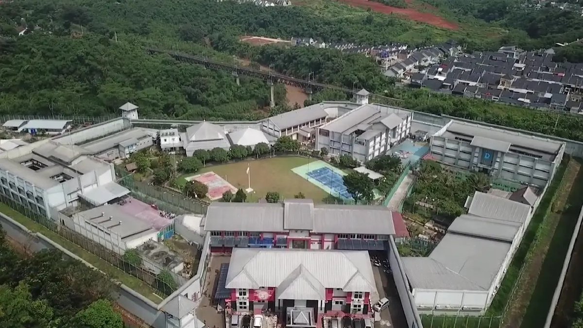 LambeSahamjja's tweet photo. penghuni lapas cibinong ngaku bayar fasilitas mewah:
- ombudsman sidak lapas cibinong 
- dan nemuin fasilitas kayak apartemen
- salah satu penghuni ngaku bayar buat nempatin ruangan itu 
- tapi jumlahnya ga sempet kekonfirm 
- karena petugas lapas keburu dateng dan motong pemeriksaan
- ada lebih dari 10 kamar tipe 36 lengkap ruang tamu kamar tidur dapur tv kulkas sampe minuman beralkohol di kulkas
- ombudsman bakal lapor temuan ke ditjenpas dan mantau tindak lanjutnya lewat sidak ulang dalam waktu kurang dari sebulan