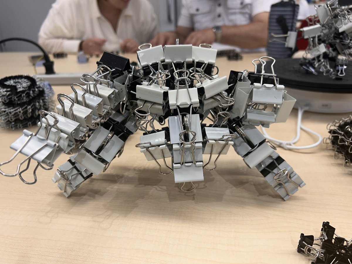 TBS_OP's tweet photo. 親会社の東京都ビジネスサービスから
職員をお呼びして、ダブルクリップアートを
行いました！🖇️📐

なんとみなさん、見本を見るだけで
サクサクと完成させていてビックリ！😲💥
アイデア豊かな作品がたくさん生まれ、
大盛り上がりの時間になりました🎨🌈

#就労移行 #就労支援 #ダブルクリップアート https://t.co/veOr8TV3hz