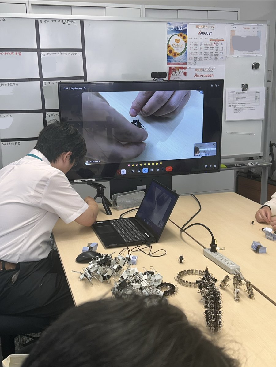 TBS_OP's tweet photo. 親会社の東京都ビジネスサービスから
職員をお呼びして、ダブルクリップアートを
行いました！🖇️📐

なんとみなさん、見本を見るだけで
サクサクと完成させていてビックリ！😲💥
アイデア豊かな作品がたくさん生まれ、
大盛り上がりの時間になりました🎨🌈

#就労移行 #就労支援 #ダブルクリップアート https://t.co/veOr8TV3hz