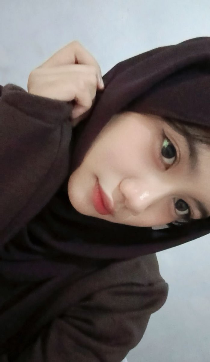 cicitcuuuit's tweet photo. Kuliah gak ya? Flu ih... https://t.co/udXnM0H1yC