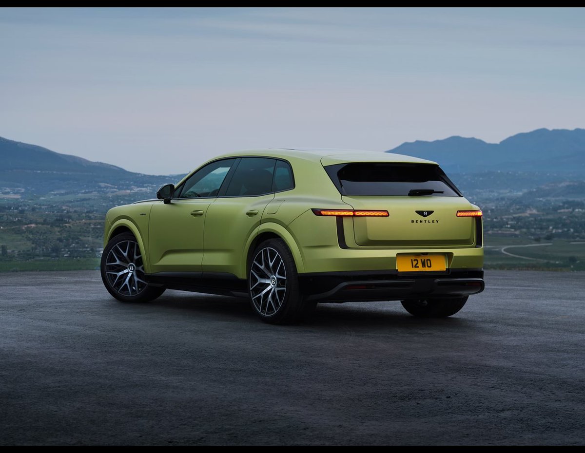 MOBI_com_jp's tweet photo. 【Bentley「Torcal」】

・BEV
・21-22インチホイール
・全長約5m
・前後荷室容量90+490L
・WLTP航続距離600km
・400kW急速充電20分10-80%
・牽引時運転支援・リモート駐車機能
・メリノウール生地
・2モーター（821-888PS/1,194-1,350Nm）
・0-100km/h加速3.3-2.9秒
・最高速度250-260km/h

#Bentley https://t.co/SS0GIbfPCP