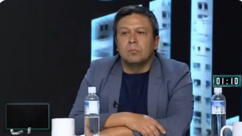 Nachoetherno's tweet photo. Creo que tenemos que hacer campaña para sacar a este picante klo del congreso, asesor del diputado Araya, quién más apoya ,este rasca no puede seguir en dicho lugar y recibiendo un sueldo pagado por todos los Chilenos. https://t.co/RyOmhu3Oza
