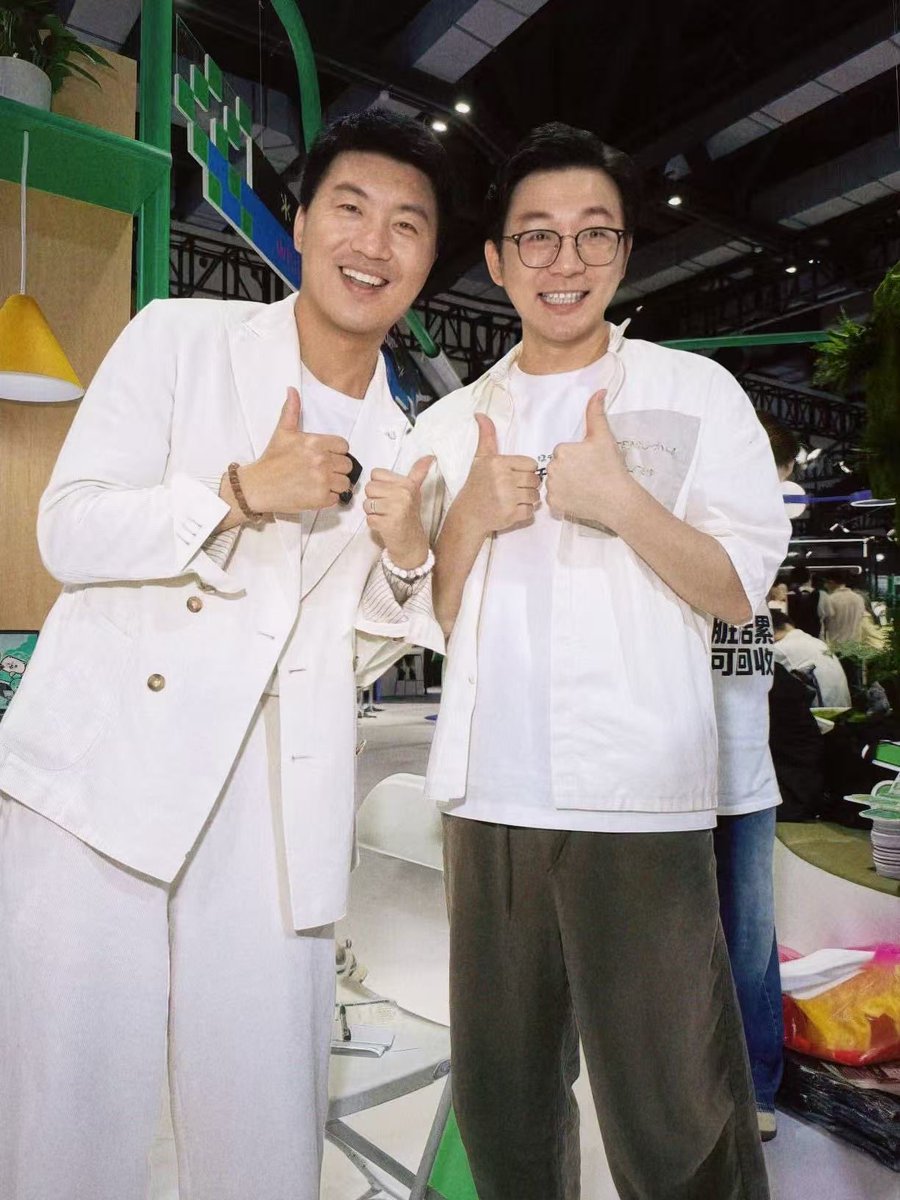 useless_liu's tweet photo. 昨天参加了云栖大会，在杭州见了很多Ai博主，在我的Ai小酒馆见面，惭愧了我这个账号一直没跟新。推上的朋友们，以后我在小酒馆等你们啊。 https://t.co/WqUhBAtEOW