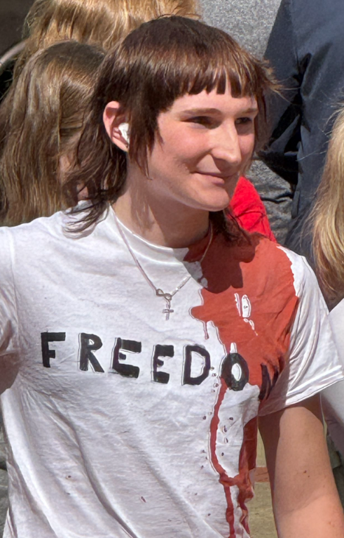 NizNellie3's tweet photo. 🚨  The University of Missouri is currently fleecing all American taxpayers for $237 MILLION in federal funding.

Their president, Mun Choi, is allowing a trans student to walk around campus glorifying the assassination of Charlie Kirk. 

This particular student is now on video publicly stating that it's perfectly fine to murder Republicans for having a different opinion.

President Mun Choi's yearly compensation is $1,073,804. That's roughly $89K a month that he's raking in.

Fun fact about President Choi: In 2019 when Senator Josh Hawley began scrutinizing the CCP-linked Confucius Institute at the University of Missouri, raising national security concerns about espionage, President Mun Choi refused to cooperate or cut ties with China.

Assassination culture is being normalized on American campuses, especially in deep-red states. 

Our Department of Education continues to funnel taxpayer dollars to the institutions that allow it to flourish. 

H/T @Poteet05_MIZ for the photo of the unhinged student who desperately needs mental help.