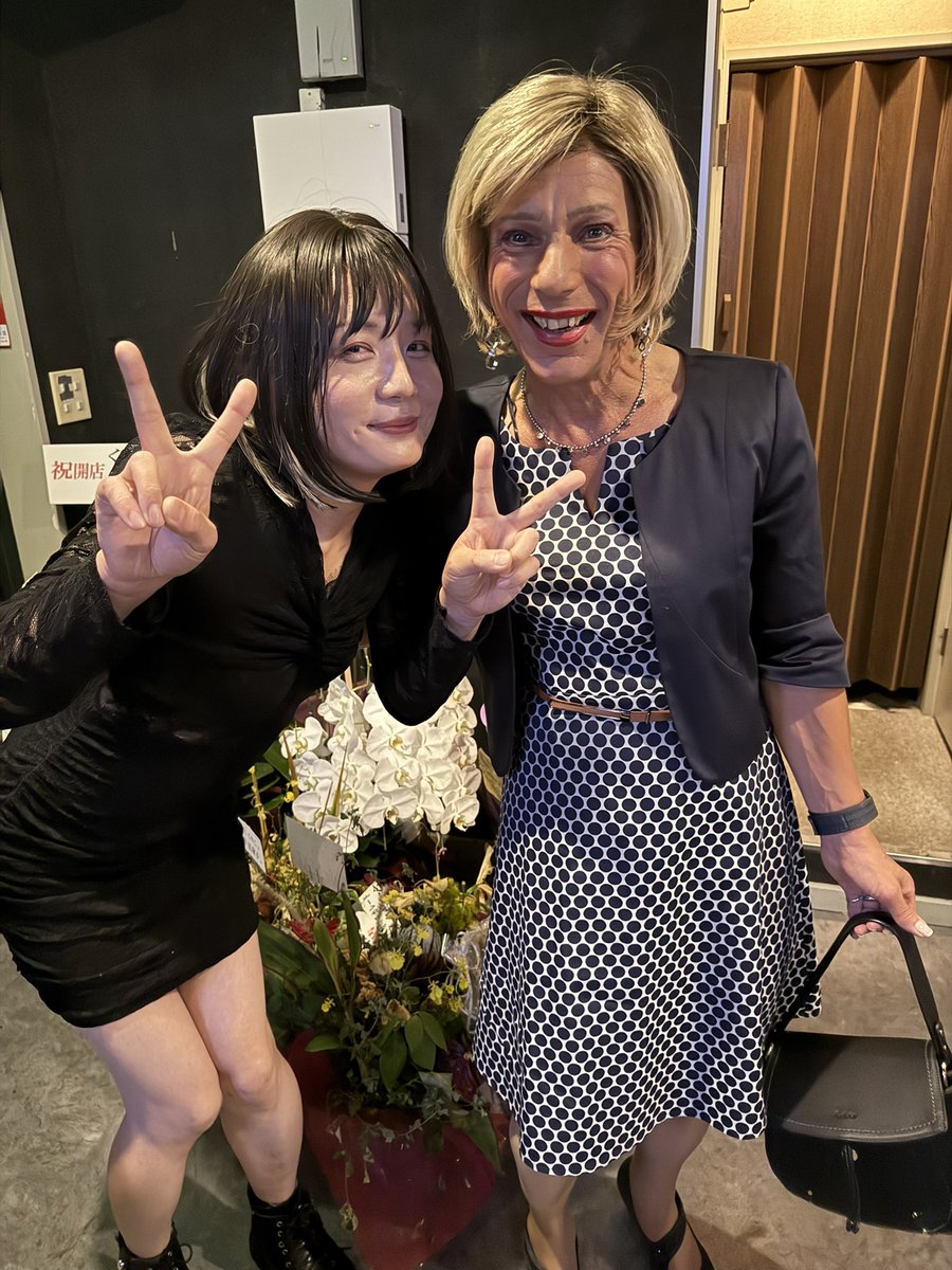 KiraMystique's tweet photo. 昨日私はくりこさんの新しいバーにいきました。🥰
彼はすべてを非常に丁寧に飾り付けた。😍
そこには美しくて楽しくて素敵な人たちがたくさんいた。
とても楽しかったです。❤️
今後のご活躍をお祈り申し上げます。🍀🍀🍀 https://t.co/oLBbqWNPfo