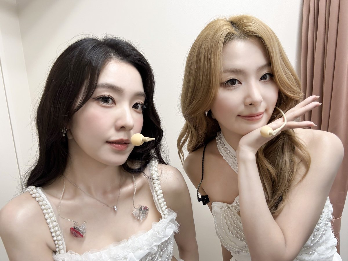 kaerubae's tweet photo. อาซึลคือยืนห่างกันขึ้นเรื่อยๆเลย😭💔 https://t.co/E2TUaKPVPS