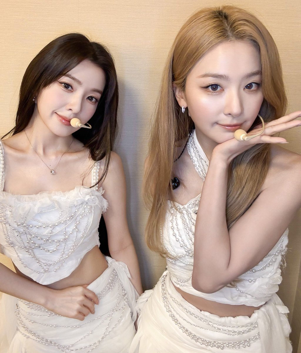 kaerubae's tweet photo. อาซึลคือยืนห่างกันขึ้นเรื่อยๆเลย😭💔 https://t.co/E2TUaKPVPS