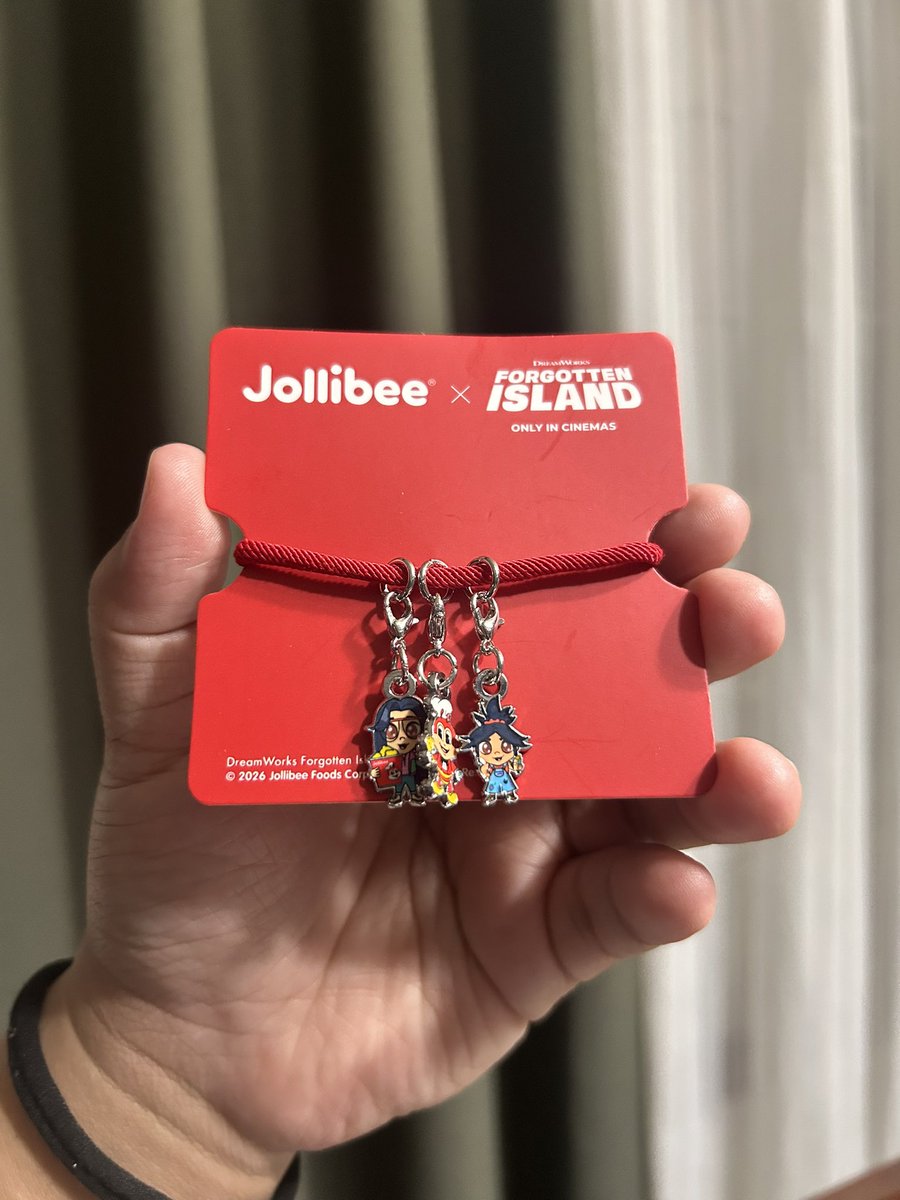 jomsksk's tweet photo. yung binebenta ng Jollibee na forgotten island charm bracelet vs yung giveaway sa sokor na forgotten island bracelet

yall pay for this 😭😭😭😭

(credits sa original owner ng picture) https://t.co/fxS6TN6A1g