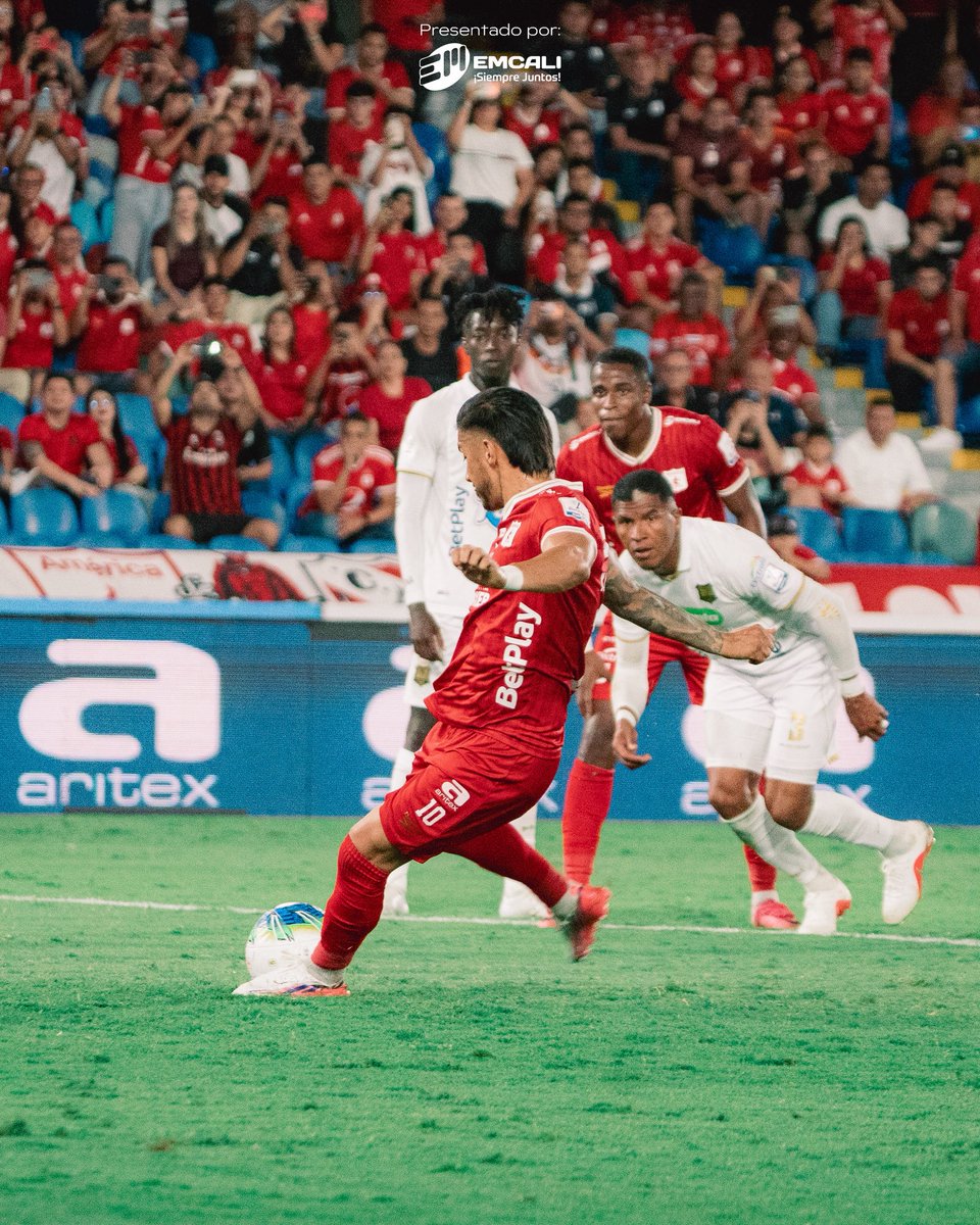 AmericadeCali's tweet photo. ✨ La magia de Yeison, una vez más, se toma el Pascual. ❤️‍🔥👹

#AMÉxAGU
#LigaBetPlay https://t.co/9CIapivR7I