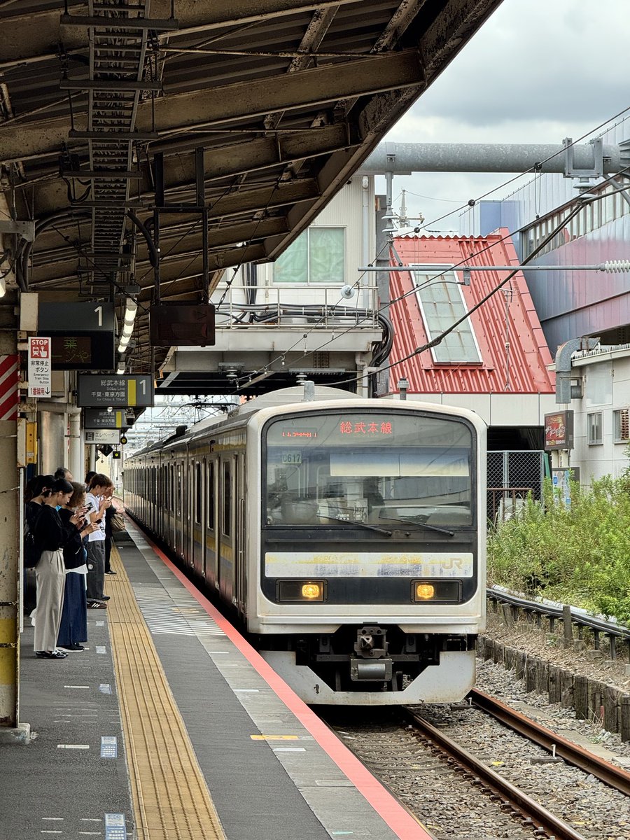 adriansyahyasin's tweet photo. Nah ya ternyata kereta ini yang menjadi salah satu bahan diskusi rencana KRL yang akan di beli

JR 209 ini adalah seri kereta yang saat ini masih beroperasi di beberapa lintas JR East seperti Narita Line yang saya berkesempatan coba saban hari

Belum diketahui pasti tentunya kereta mana yg akan dibeli, tapi kalau yg ini yg dibeli menarik juga karena ada bagian kereta yang kursinya hadap hadapan