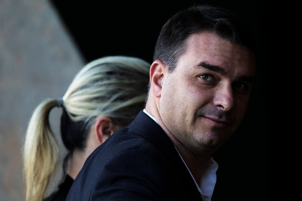 eluniversocom's tweet photo. https://t.co/1Sl5FkvzKZ ➡️ Flávio Bolsonaro promete sumar a Brasil al ‘Escudo de las Américas’ si gana las elecciones https://t.co/EVAQt8b2Hb