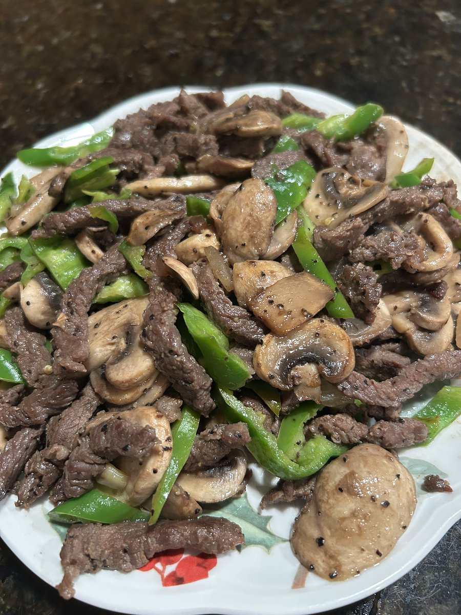 Rustallintsla's tweet photo. 给老婆准备一下明天的午饭。

1.黑椒牛柳炒蘑菇。

2. 肉末酱。

这个肉末酱是我还是留学生的时候经常做的，简单又好吃，还很百搭。可以配米饭，也可以下拌面条，还可以下汤面条。🤣 

肉末一般用牛肉的，我今天拿成了猪肉的，🙄。所以需要加一点料酒，或者加一点点姜末。 牛肉的话，一点黑胡椒就好了。 

热锅把肉的水煸干，加洋葱碎，黄豆酱，炒匀，再加热水，水再次收干就行了。 

我瞎搞期权千万别跟我，但我的吃商还是可以稍微参考一下的，毕竟这么多年在外漂泊，五湖四海的人都当过室友，还是融合了些各个地方人做饭的方式。🤣尤其是省事的饭。🤣