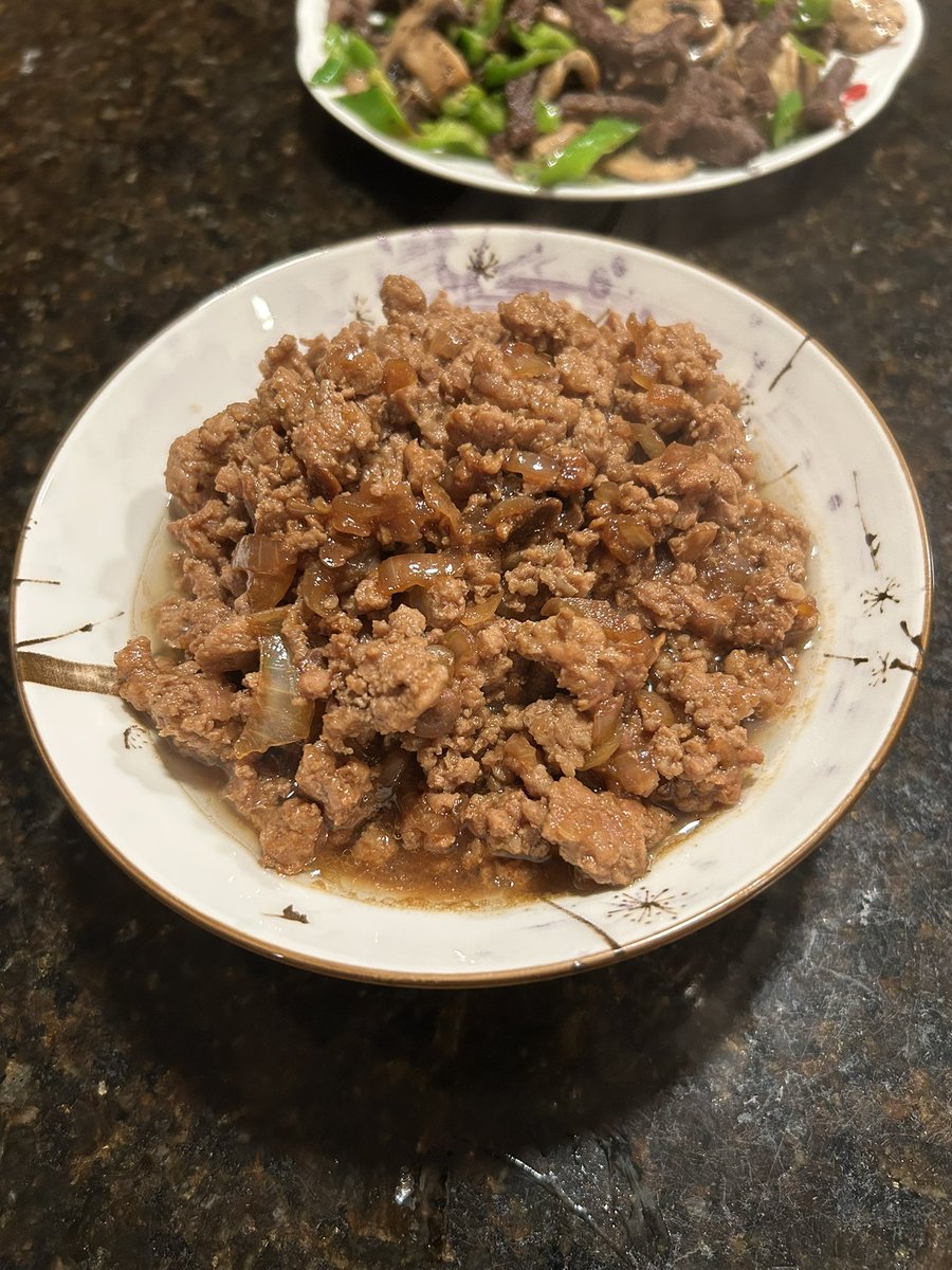 Rustallintsla's tweet photo. 给老婆准备一下明天的午饭。

1.黑椒牛柳炒蘑菇。

2. 肉末酱。

这个肉末酱是我还是留学生的时候经常做的，简单又好吃，还很百搭。可以配米饭，也可以下拌面条，还可以下汤面条。🤣 

肉末一般用牛肉的，我今天拿成了猪肉的，🙄。所以需要加一点料酒，或者加一点点姜末。 牛肉的话，一点黑胡椒就好了。 

热锅把肉的水煸干，加洋葱碎，黄豆酱，炒匀，再加热水，水再次收干就行了。 

我瞎搞期权千万别跟我，但我的吃商还是可以稍微参考一下的，毕竟这么多年在外漂泊，五湖四海的人都当过室友，还是融合了些各个地方人做饭的方式。🤣尤其是省事的饭。🤣
