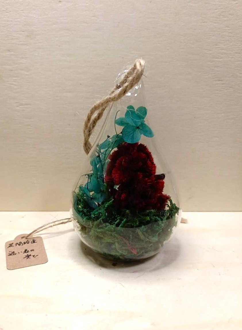 ottotohana's tweet photo. 花間拾遺　7

《迷い森の奥で》

雨が降りしきる森の中には、
人を惑わす花があるという。

#花間拾遺 #良人と花 https://t.co/tDPse1BF8K