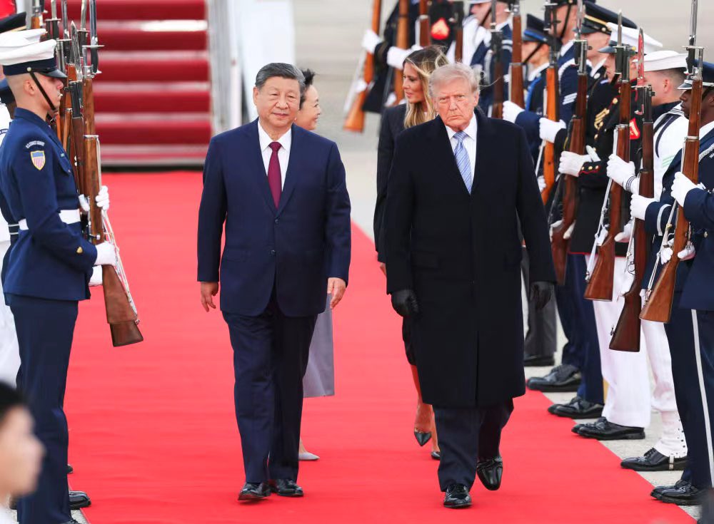 chenm2025's tweet photo. 新华图讯习近平抵达华盛顿对美国进行国事访问
当地时间9月23日下午，国家主席习近平乘专机抵达华盛顿，应美国总统特朗普邀请，对美国进行国事访问。习近平和夫人彭丽媛抵达华盛顿安德鲁斯空军基地时，特朗普和夫人梅拉尼娅热情迎接。
#JilinChina #JilinUpward https://t.co/jKSGeVIr9g