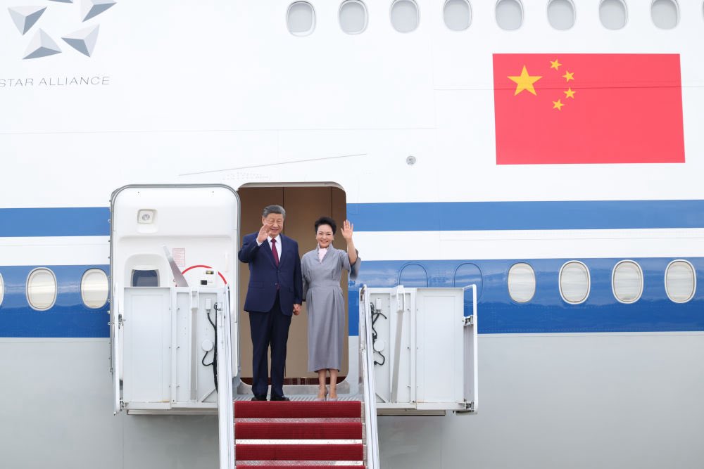 chenm2025's tweet photo. 新华图讯习近平抵达华盛顿对美国进行国事访问
当地时间9月23日下午，国家主席习近平乘专机抵达华盛顿，应美国总统特朗普邀请，对美国进行国事访问。习近平和夫人彭丽媛抵达华盛顿安德鲁斯空军基地时，特朗普和夫人梅拉尼娅热情迎接。
#JilinChina #JilinUpward https://t.co/jKSGeVIr9g