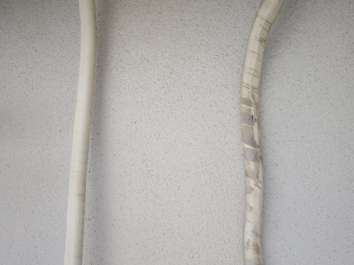 Kadenrecycling's tweet photo. 同じ時期に取り付けたのに、なんでここまで劣化が違うのかな？🤔
設置場所も隣同士なのに https://t.co/SL6eIn6PEg