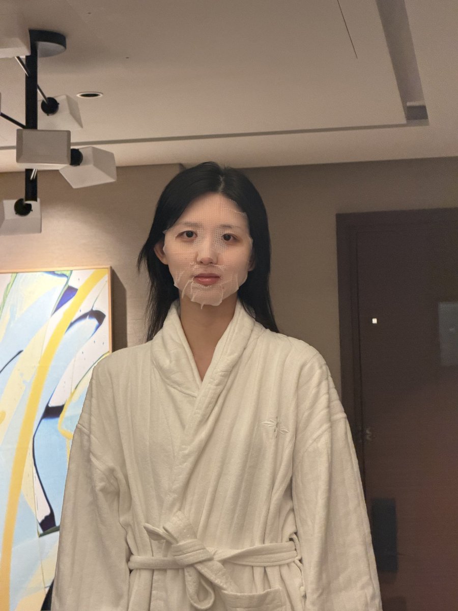IVE_twt's tweet photo. 집 잃은 너구리  🤎

#IVE #아이브 
#ANYUJIN #안유진 
#HappyGAEULday https://t.co/a4MjagQyje