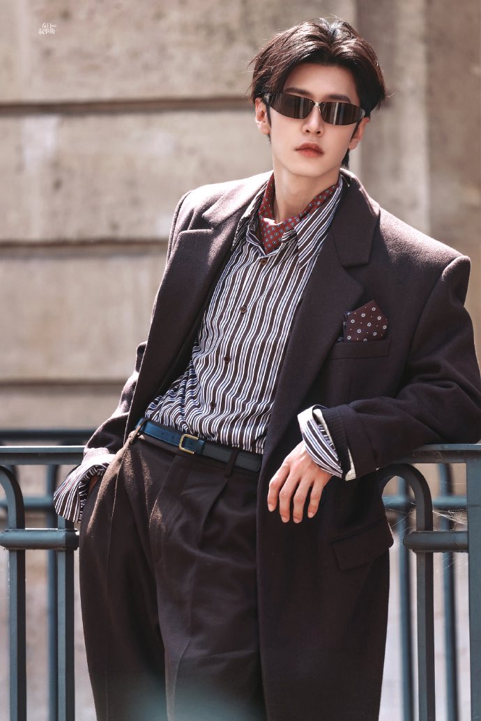 poom_chariya's tweet photo. เฉินเจ๋อหย่วน × SAINT LAURENT วันนี้ 🖤 รอลุค รอภาพ รอทุกโมเมนต์จากงานออฟไลน์เลย หล่อแค่ไหนก็พร้อมหวีด! ✨

#เฉินเจ๋อหย่วน #陈哲远 #ChenZheyuan #SaintLaurent #YSL https://t.co/d1OtykNPYn