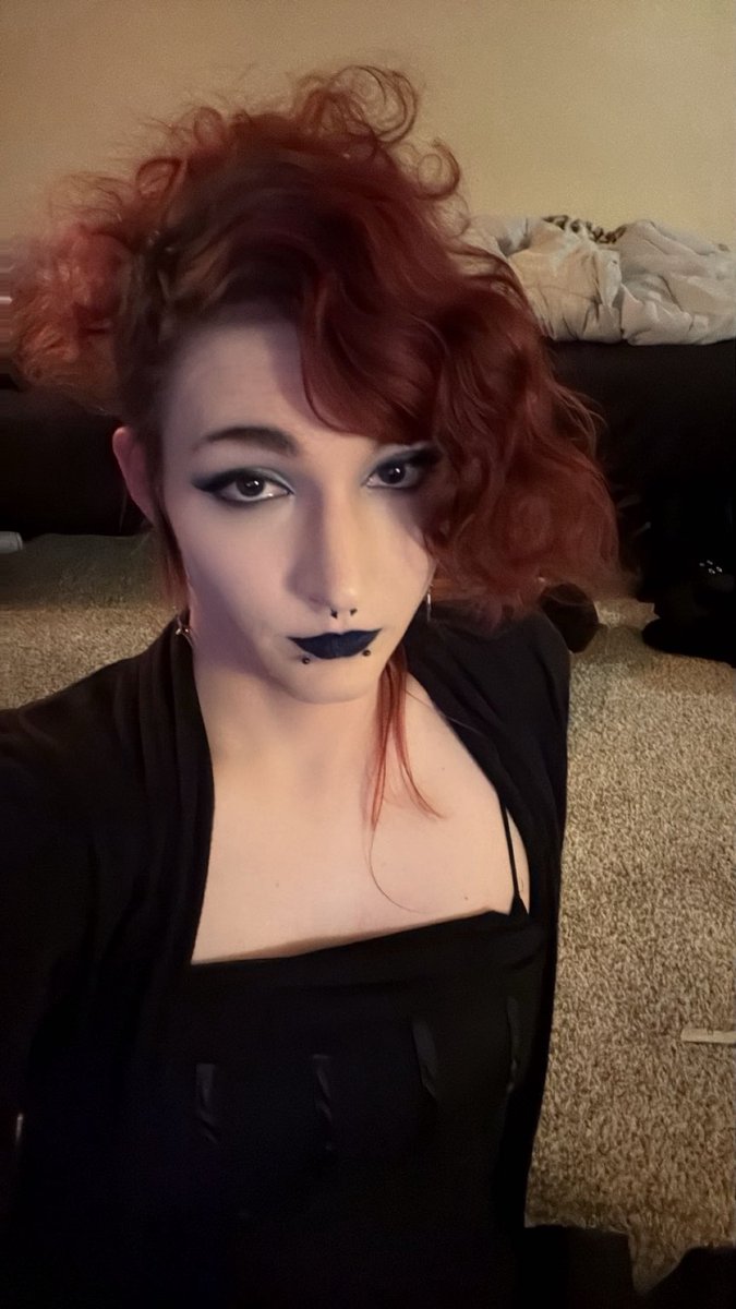 lycheefroot's tweet photo. how i dress just to sit in my room alone eating frozen pizza and watching halo lore videos https://t.co/ErgEZbU3Id