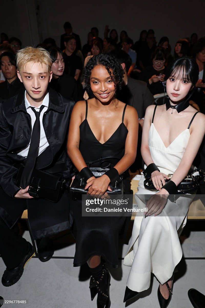 MistiHayesFix's tweet photo. Wait!! What do you mean THE #YaraShahidi was seated between Christopher #BangChan of @Stray_Kids and Sharon #MyoiMina of @JYPETWICE at the FENDI SS27 fashion show?!! https://t.co/N5GPV3HA3e