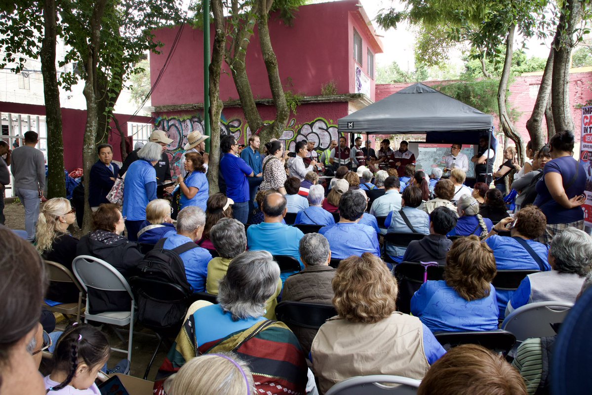 Alberto_Vanegas's tweet photo. Con el compromiso de llevar la información directamente al territorio, hoy realizamos una asamblea informativa en Campo Xóchitl sobre la Línea 4 del Cablebús Tlalpan-Coyoacán. Este fue un espacio dedicado enteramente a escuchar las inquietudes de los vecinos sobre el proyecto que conectará Pedregal de San Nicolás con Universidad a través de ocho estaciones. El mayor impacto de esta obra no estará en los mapas, sino en la calidad de vida de la gente, al disminuir drásticamente los tiempos de viaje a solo cuarenta minutos totales. Ganar tiempo es ganar salud y tranquilidad para las familias, por lo que seguimos trabajando con las puertas abiertas y manteniendo un diálogo constante y transparente en cada rincón de Tlalpan. ✨🇲🇽🚠

📸: @eduardomarquezsiguenza 

#Cablebús #TransportePúblico #MovilidadIntegrada #Tlalpan #AlbertoVanegas