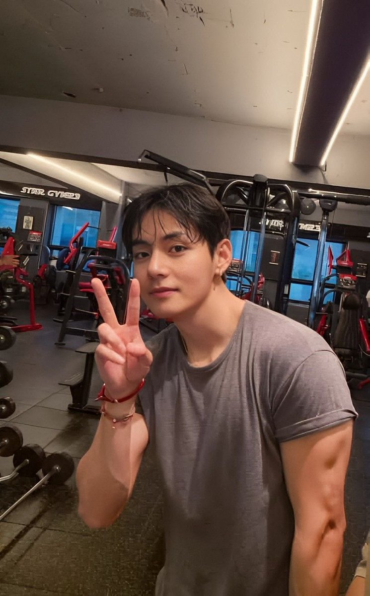 veya4thv's tweet photo. taehyung’s gym photos:
a much needed thread https://t.co/yX1wF7500u