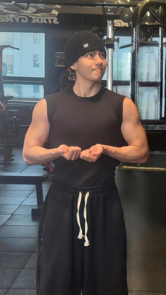veya4thv's tweet photo. taehyung’s gym photos:
a much needed thread https://t.co/yX1wF7500u